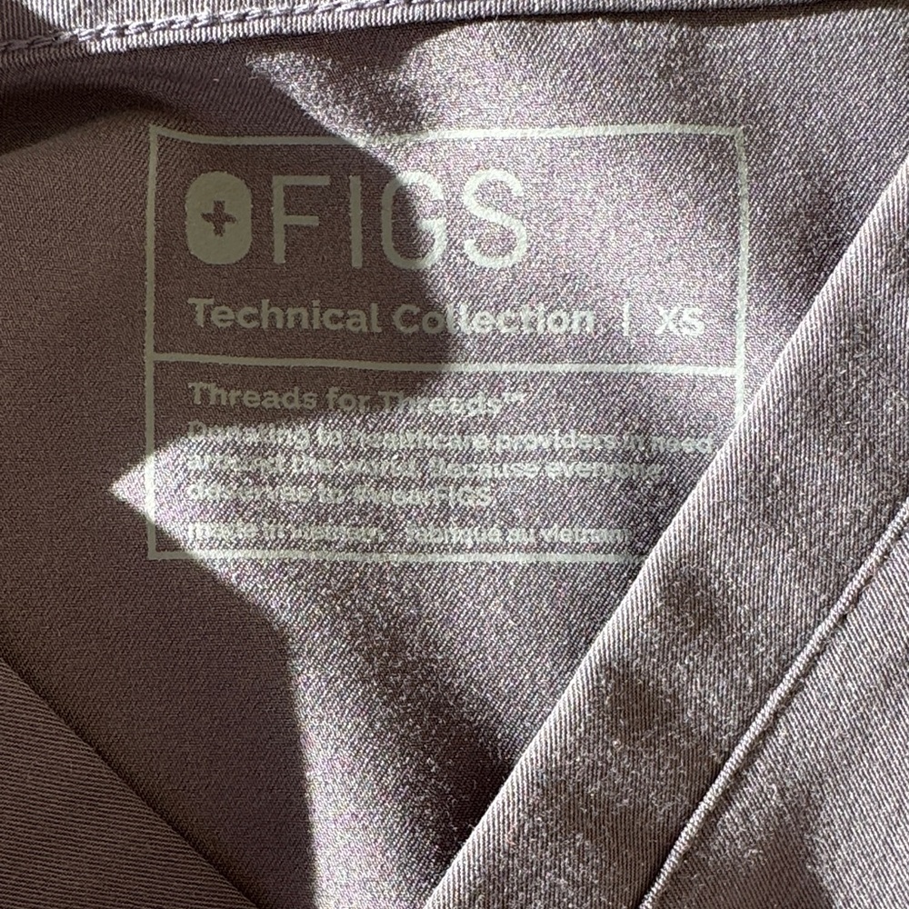 Figs Charcoal Short Sleeve Scrub Top - Picture 4 of 4